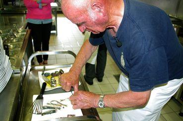 Iconographie - Claude Moreau, pêcheur, et le chef du restaurant Le Robinson