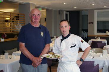 Iconographie - Claude Moreau, pêcheur, et le chef du restaurant Le Robinson