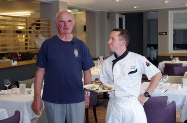 Iconographie - Claude Moreau, pêcheur, et le chef du restaurant Le Robinson