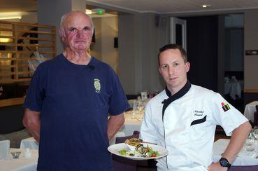 Iconographie - Claude Moreau, pêcheur, et le chef du restaurant Le Robinson