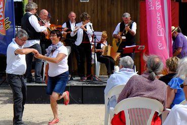 Iconographie - Sardine sonore -  Musicien de Camors faisant danser