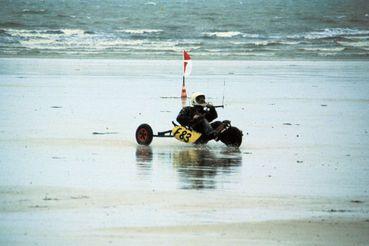 Iconographie - Kite surf ou char à cerf-volant sur la plage