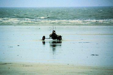 Iconographie - Kite surf ou char à cerf-volant sur la plage