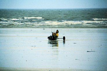 Iconographie - Kite surf ou char à cerf-volant sur la plage