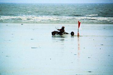 Iconographie - Kite surf ou char à cerf-volant sur la plage