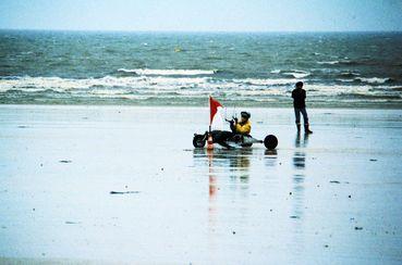 Iconographie - Kite surf ou char à cerf-volant sur la plage