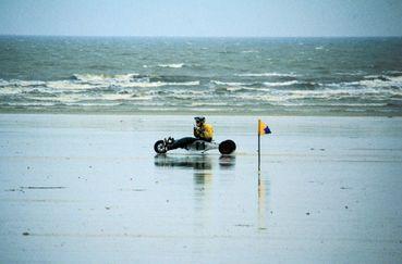 Iconographie - Kite surf ou char à cerf-volant sur la plage