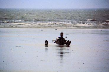 Iconographie - Kite surf ou char à cerf-volant sur la plage