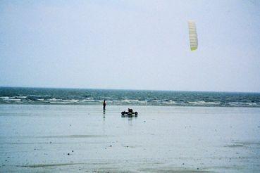 Iconographie - Kite surf ou char à cerf-volant sur la plage