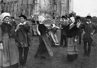 Iconographie - Groupe Folklorique Fontenaisien - En dansant le Quadrille