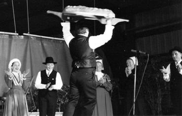 Iconographie - Danse de la brioche du Quadrille vendéen lors du Grand Festival Folklorique