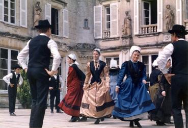 Iconographie - Le Quadrille Vendéen en représentation au Château de Terre-Neuve 