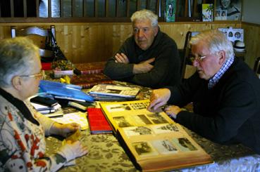 Iconographie - Reine Douin présentant un album de cartes postales