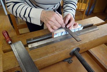 Iconographie - Eliane Fürst prépare des grecques avec le gecquage à la scie