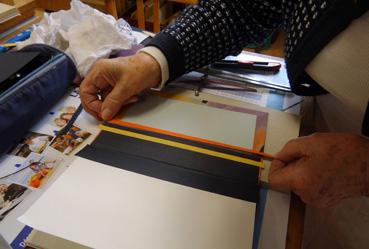 Iconographie - Odette Domergue pose des galons fantaisies