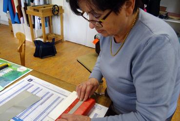 Iconographie - Anne-Marie Carpentier et la pose de la couverture en cuir