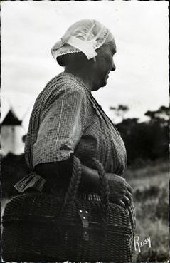 Iconographie - La grand-mère, coiffe d'autrefois