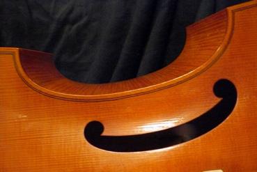 Iconographie - L'ouïe d'une grande basse de viole anglaise par le luthier Jean-Paul Boury