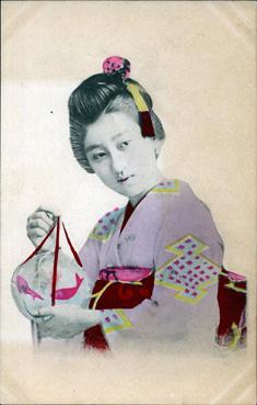 Iconographie - Jeune femme asiatique et des poissons rouges