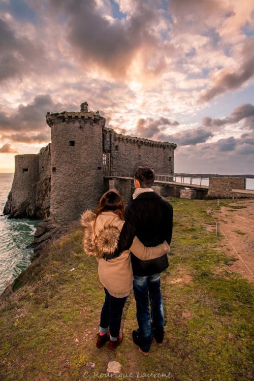 Iconographie - Couple devant le vieux château