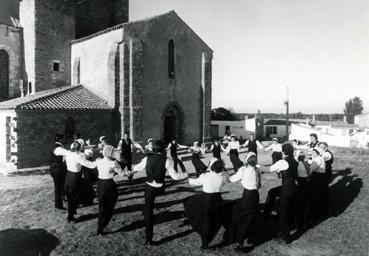 Iconographie - Le Vir-quouet en danse près l'église de Saint-Sauveur