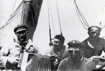 Iconographie - L'accordéoniste et des marins à bord