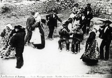 Iconographie - Trois mariages  réunis - Mariés, garçons et filles d'honneur dansant le jabadao