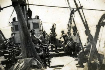 Iconographie - Marins pêcheurs à bord d'un chalutier