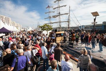 Iconographie - Fete maritime avec ses visiteurs