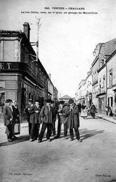 Iconographie - La rue Gobin avec, au 1er plan, un groupe de Maraîchins