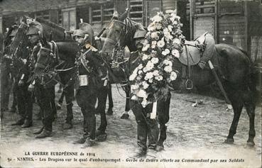 Iconographie - Les Dragons sur le quai d'embarquement - Gerbes de fleursoffertes au commandant par ses soldats