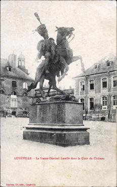 Iconographie - La statue Général Lasalle dans la cour du château