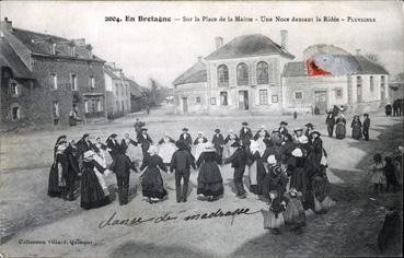 Iconographie - Sur la place de la Mairie- Une noce dansant la ridée