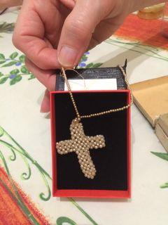 Iconographie - Une croix en perles du lac fabriquée par