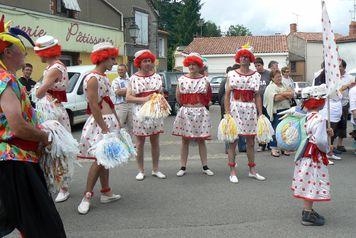 Iconographie - Fête des lumas - Les danseurs du char Les coccinelles