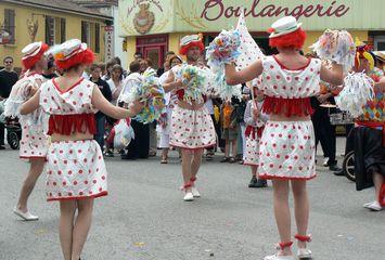 Iconographie - Fête des lumas - Les danseurs du char Les coccinelles