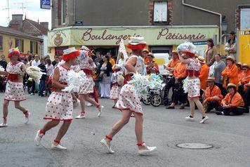 Iconographie - Fête des lumas - Les danseurs du char Les coccinelles