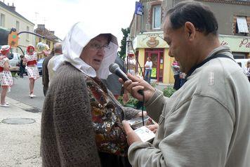 Iconographie - Fête des lumas - Pierre-Marie Dugué interviewant