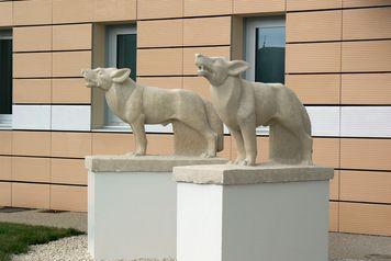 Iconographie - Les sculptures de loups devant la mairie
