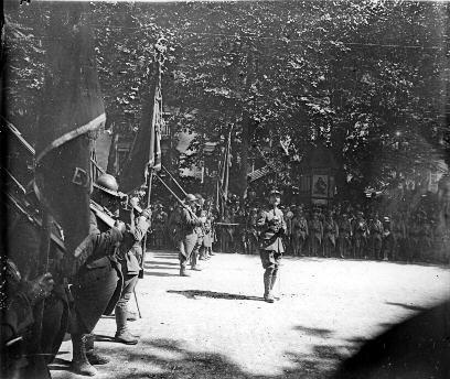 Iconographie - Soldats durant une revue