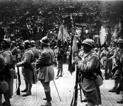 Iconographie - Défilé militaire : Troupe Française  au repos