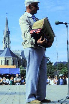 Iconographie - Kermesse -Jean-Pierre Palvadeau lors du concours de danse maraîchine