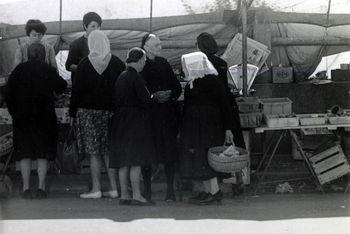 Iconographie - Discution devant le marchand de légumes