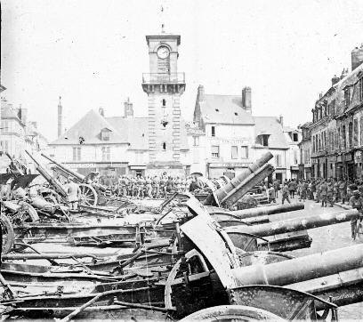 Iconographie - Place de Villiers-Cotterets : Canons boches