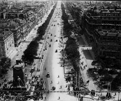 Iconographie - Avenue à Paris avant le défilé