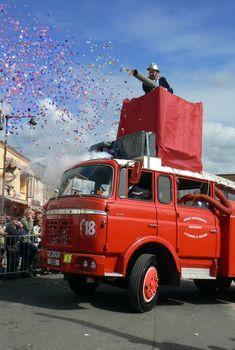 Iconographie - Mi-Carême - Les pompiers arrosant de confettis