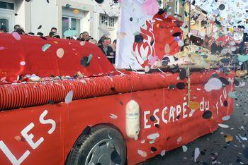 Iconographie - Mi-Carême - Les pompiers arrosant de confettis