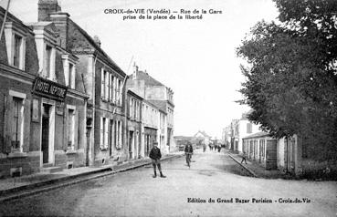 Iconographie - Rue de la gare prise de la place de la Liberté