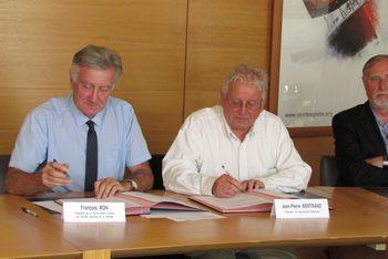 Iconographie - Signature de la convention EhnoDoc- Conseil général de la Vendée