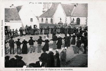 Iconographie - Le grand rond sur la place de l'Eglise au son de l'accordéon